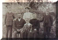 George and Mary Moss with daughter Agnes, sons Stanley, Fred and Alen. At rear of Maltings in 1906 > Simply click to enlarge... then use the [Back] button to return